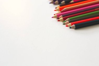 Beyaz arkaplanda izole edilmiş renkli kalemler, kapatın, sunum arkaplanı veya grafik kaynağı için kullanın