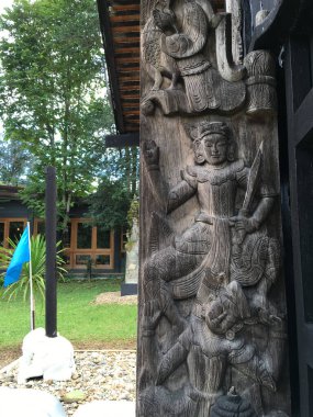 Buda ahşap kapıya ahşap oyma