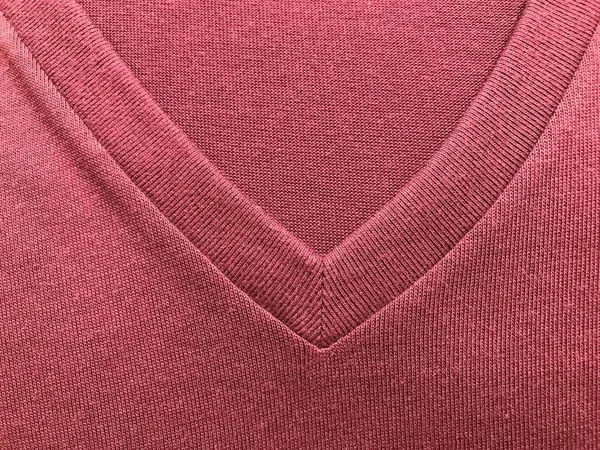 Blank Pescoço Shirt Modelo Mockup Uma Planície Vermelha Shirt Closeup — Fotografia de Stock