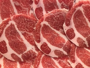 Tabaktaki çiğ et dilimi servise hazır. Sığır eti üst görünümü kapalı.