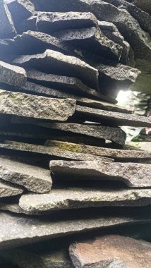 Açık hava duvarı gri ve kahverengi doğal taşlarla dolu..