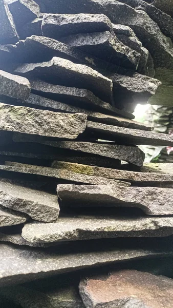 Açık hava duvarı gri ve kahverengi doğal taşlarla dolu..