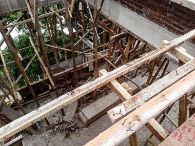 Düz gri çimento ya da beton yüzey dokusu, bitmemiş, hafif nem ve çizikler var..