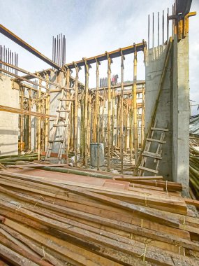 İnşaat alanı, iskele, vinç