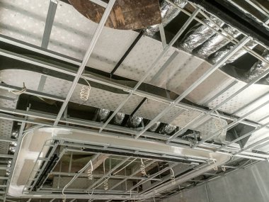 İnşaat halindeki boş bir binanın içinde.