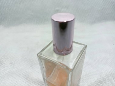 Pembe arka planda parfüm, üst görünüm