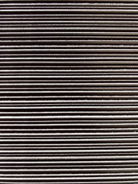 Ayrıntılı ve yoğun yatay çizgili metal dokusu endüstriyel ve modern bir etki yaratıyor..