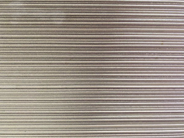 Ayrıntılı ve yoğun yatay çizgili metal dokusu endüstriyel ve modern bir etki yaratıyor..