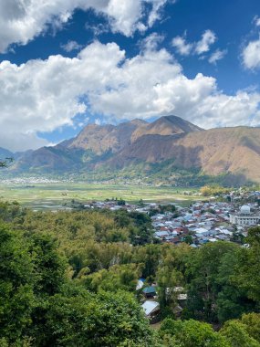 Yüksek açılı bir perspektiften bakıldığında bitki örtüsüyle kaplı dağlar ve tepeler..