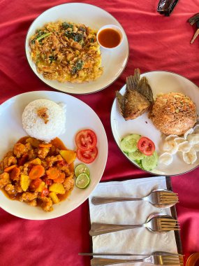 Üç tabak ana yemek ve farklı mezeler, Güneydoğu Asya mutfağı sunuluyor..