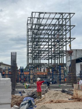 Jakarta, Endonezya - 27 Kasım 2025: Çelik çerçeve ve inşaat alanında güçlendirilmiş beton yığını.