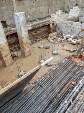 İnşaat sahasına demir çubuklar istiflenmiş..