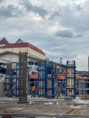 İnşaat için dikey ve yatay çelik çerçeve.