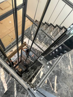 Binanın içindeki çelik yapı bütünleşik kiriş ve kolonları gösteriyor.