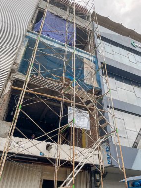 Cam paneller ve iç yapının gölgelerinden oluşan ön cephe.