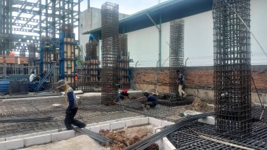 Jakarta, Endonezya - 27 Kasım 2025: İnşaat alanında dikey ve yatay çelik çerçeve.