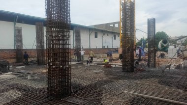 Bir inşaat alanında dikey ve yatay çelik çerçeve.