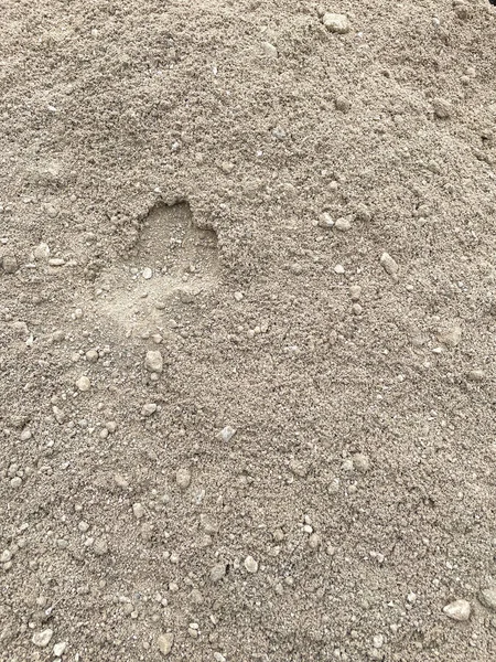 Bir inşaat veya kazı projesi sahasında sert ve kuru toprak dokusu.