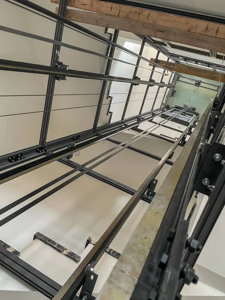 Tamamlanmamış duvarları ve tavanı olan bir koridor manzarası.