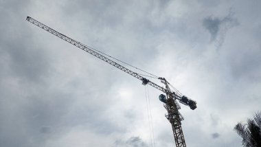 Jakarta, Endonezya - 27 Kasım 2025: Gökyüzü bulutlu bir turna yelkeni.