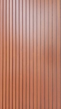 Koyu kahverengi, dikey, ahşap desenli, genellikle dekoratif bir element olarak kullanılan ön cephe..