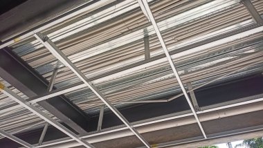 Tamamlanmamış çelik kiriş çatı, açık tavan ve yapısal elementlerle.