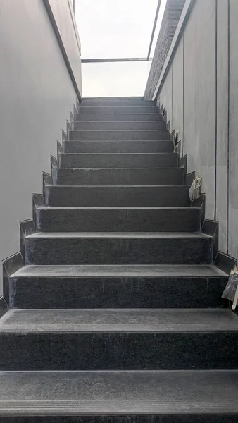 Üniformalı basamakları olan koyu gri çimento..