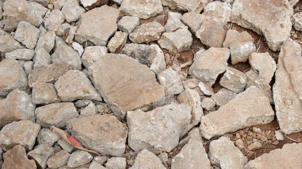 Büyük ve küçük taş ve beton parçalarından oluşan yüzey dokusu.