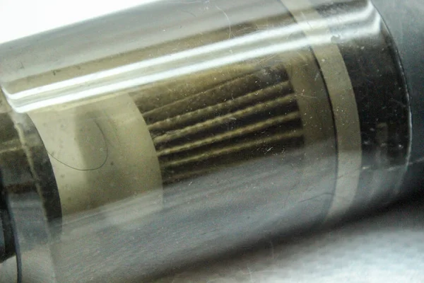 Küçük taşınabilir bir elektrikli süpürgenin parçası olan gri siklon filtresi, beyaz arkaplan üzerine seçilmiş