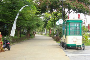 Jakarta, Endonezya - 27 Kasım 2025: Bir yaya yolu ve Ruth 'un Kahve ve İçkileri etiketli yeşil bir araba.