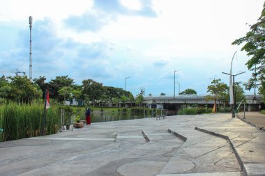 Jakarta, Endonezya - 27 Kasım 2025: Beton zemin şablonları, bir köprü ve bir hücresel telekomünikasyon kulesi (BTS).