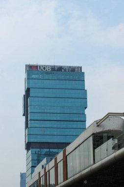 Jakarta, Endonezya - 27 Kasım 2025: Modern mimari ile UOB Plaza binası, Thamrin bölgesindeki United Overseas Bank 'ın merkez binası, Central Jakarta.