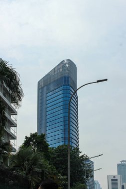 Jakarta, Endonezya - 27 Kasım 2025: Sinar Mas MSIG Kulesi modern mimari ve Sudirman Merkezi İş Bölgesi 'nde (SCBD) eğimli cam cephe, Güney Jakarta.