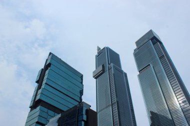 Güney Jakarta 'nın Sudirman Merkezi İş Bölgesi (SCBD) bölgesinde üç post-modern mimari gökdelen.