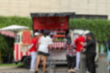 Soyut arkaplan odak dışı. Jakarta, Endonezya - 27 Kasım 2025 Grand Hyatt Jakarta 'nın açık hava bölgesinde yiyecek ve içecek satan bir grup ziyaretçi.