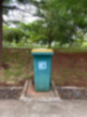 Soyut arkaplan odak dışı. Suyun üzerinde ağaç yansımaları olan sakin bir kanal manzarası, küp şeklinde beton sütunlar ve suyun kenarında yüzen bir duba..