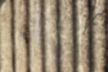 Soyut arkaplan odak dışı. Suyun üzerinde ağaç yansımaları olan sakin bir kanal manzarası, küp şeklinde beton sütunlar ve suyun kenarında yüzen bir duba..