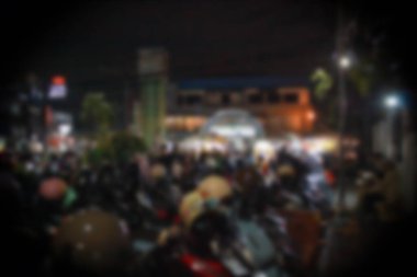 Soyut arkaplan odak dışı. Suyun üzerinde ağaç yansımaları olan sakin bir kanal manzarası, küp şeklinde beton sütunlar ve suyun kenarında yüzen bir duba..