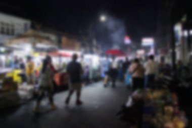 Soyut arkaplan odak dışı. Suyun üzerinde ağaç yansımaları olan sakin bir kanal manzarası, küp şeklinde beton sütunlar ve suyun kenarında yüzen bir duba..