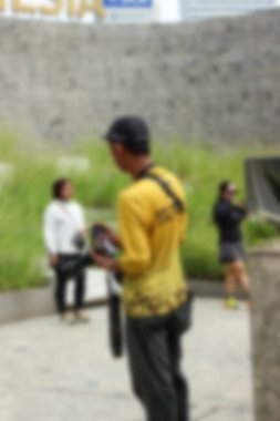 Soyut arkaplan odak dışı. Suyun üzerinde ağaç yansımaları olan sakin bir kanal manzarası, küp şeklinde beton sütunlar ve suyun kenarında yüzen bir duba..