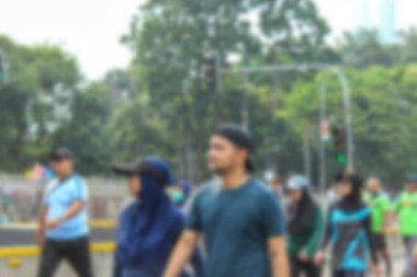 Soyut arkaplan odak dışı. Suyun üzerinde ağaç yansımaları olan sakin bir kanal manzarası, küp şeklinde beton sütunlar ve suyun kenarında yüzen bir duba..