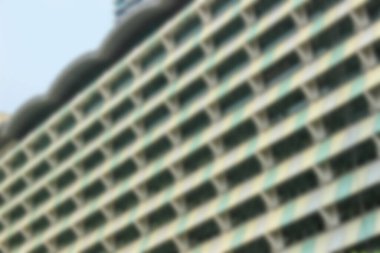 Soyut arkaplan odak dışı. Suyun üzerinde ağaç yansımaları olan sakin bir kanal manzarası, küp şeklinde beton sütunlar ve suyun kenarında yüzen bir duba..