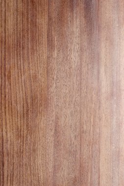 Dikey tahıllı doğal ahşap dokusu, kırmızımsı kahverengi varyasyonlara ışık, iç tasarım veya mobilya arka planı için uygun.