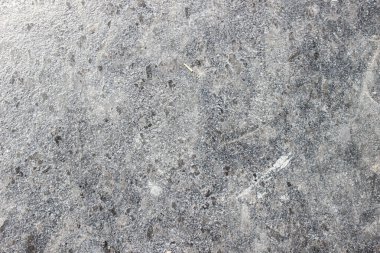 Gri-siyah granit taş yüzeyinin pürüzlü dokusu, açık ve koyu mineral parçacıkları, yer döşemeleri veya tezgahlar için uygundur..