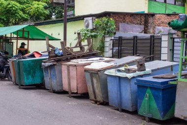 Cakarta 'da bir yerleşim alanının yakınına park etmiş renkli sokak arabaları..