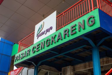 Jakarta, Endonezya - 20 Aralık 2025: Pasar Cengkarang 'ın yeşil ve sarı bina yapılarına sahip binası.