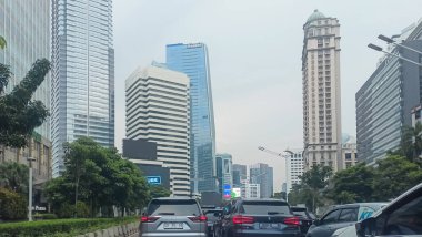 Jakarta, Endonezya - 20 Aralık 2025: Toyota Fortuner ve BMW X3 araçları Keppel Land ofis alanında trafiğe takıldı