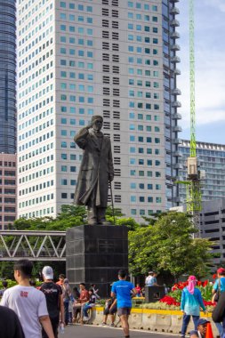 Jakarta, Endonezya - 21 Aralık 2025: İkonik General Sudirman heykeli Serbest Otomobil Günü boyunca egzersiz yapan vatandaşların arasında sıkıca duruyor.
