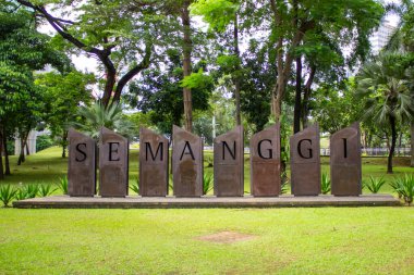 Semanggi anıtı ya da paslanmış metal levhalardan yapılmış tabela, Güney Jakarta Semanggi kavşağındaki yeşil bir parkın ortasında dikiliyor..