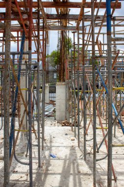 Jakarta, Endonezya - 09 Ocak 2026: Güney Jakarta çevresindeki bir inşaat projesinde sütun yapısı ve iskelesi olan bir inşaat alanının görüntüsü.